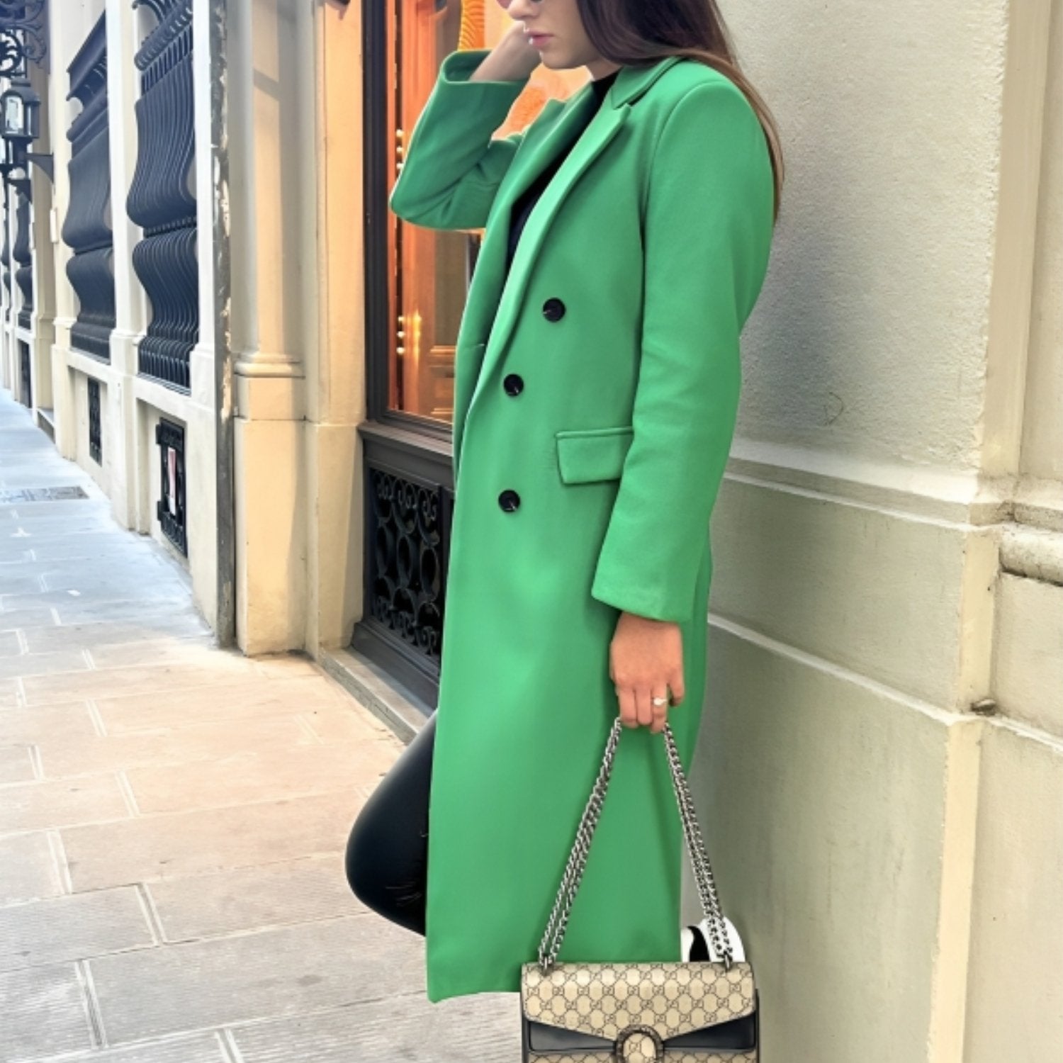 Abrigo elegante y acogedor para mujer en invierno
