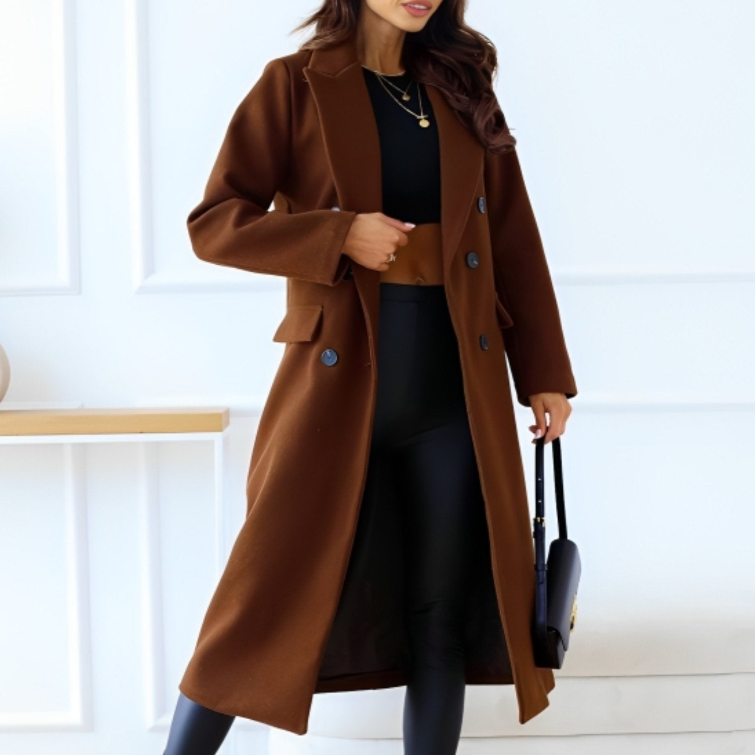 Abrigo elegante y acogedor para mujer en invierno