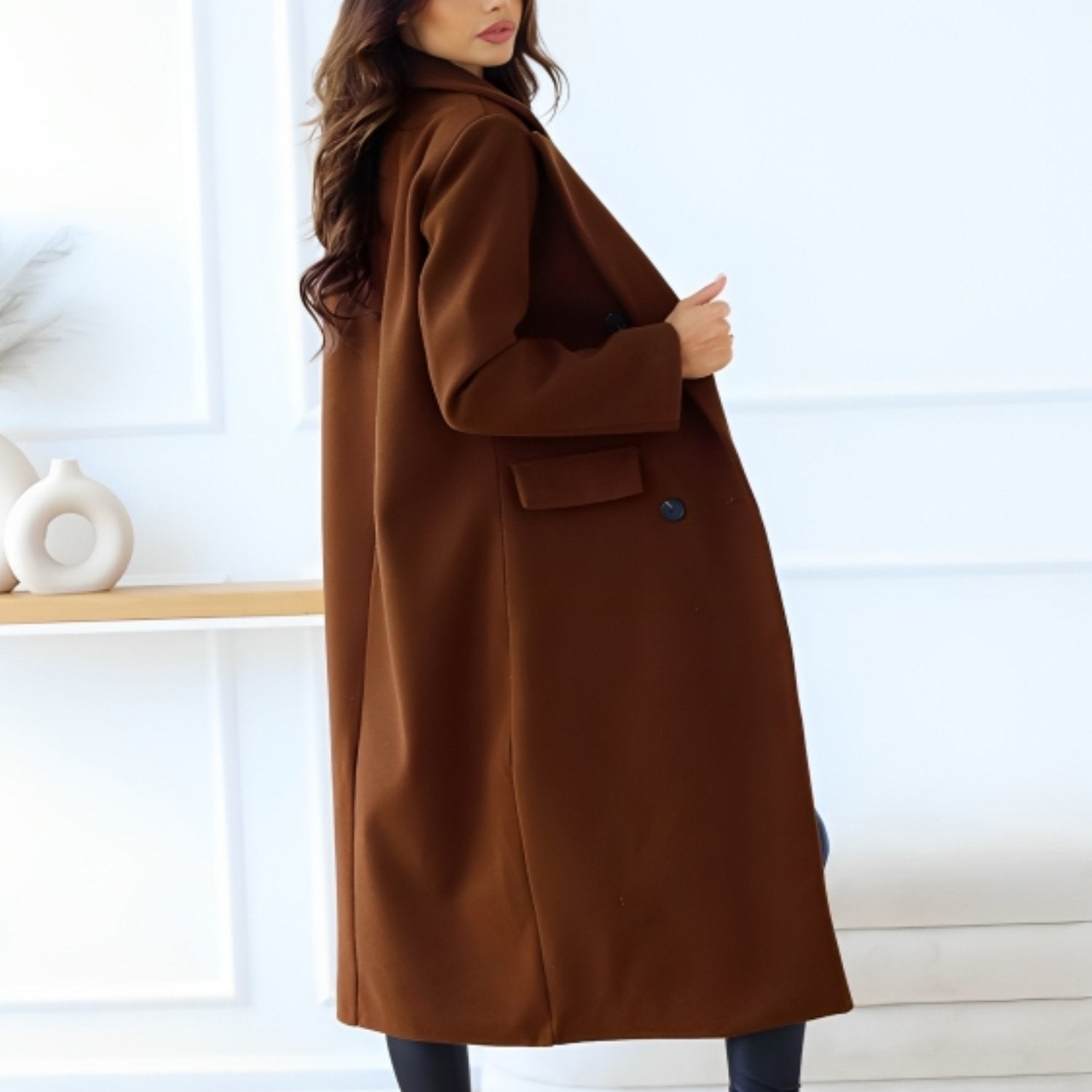 Abrigo elegante y acogedor para mujer en invierno