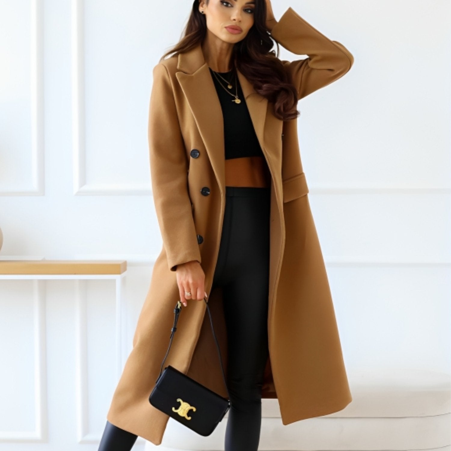 Abrigo elegante y acogedor para mujer en invierno