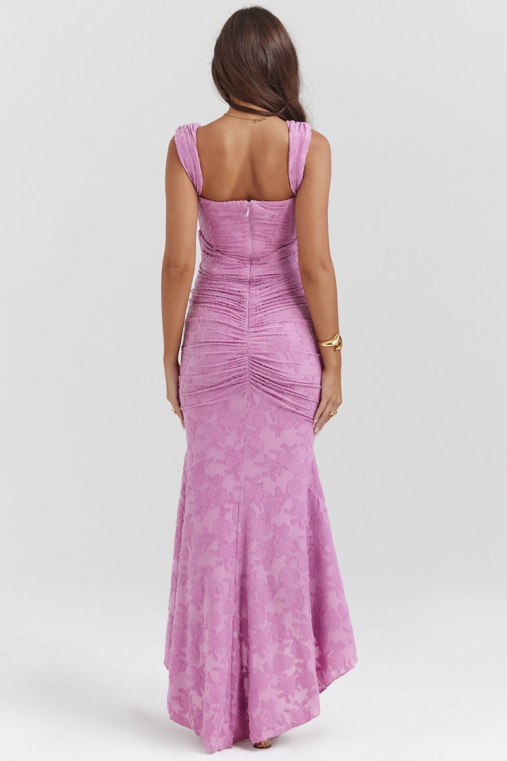 Vestido largo elegante y sofisticado con falda asimétrica y tirantes ajustables