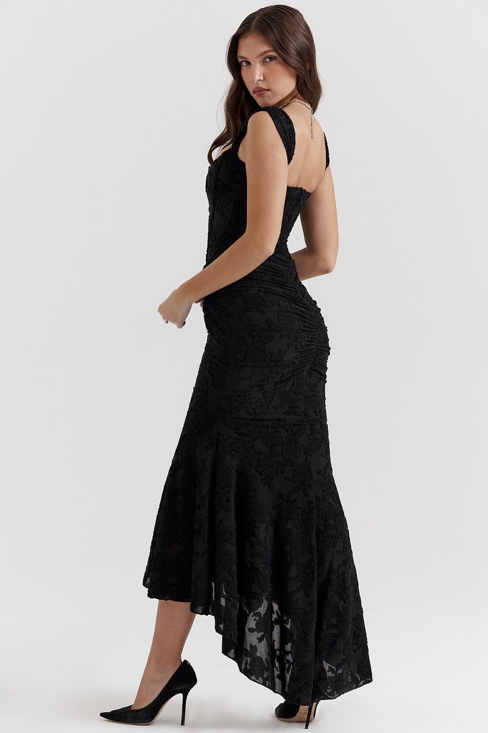 Vestido largo elegante y sofisticado con falda asimétrica y tirantes ajustables