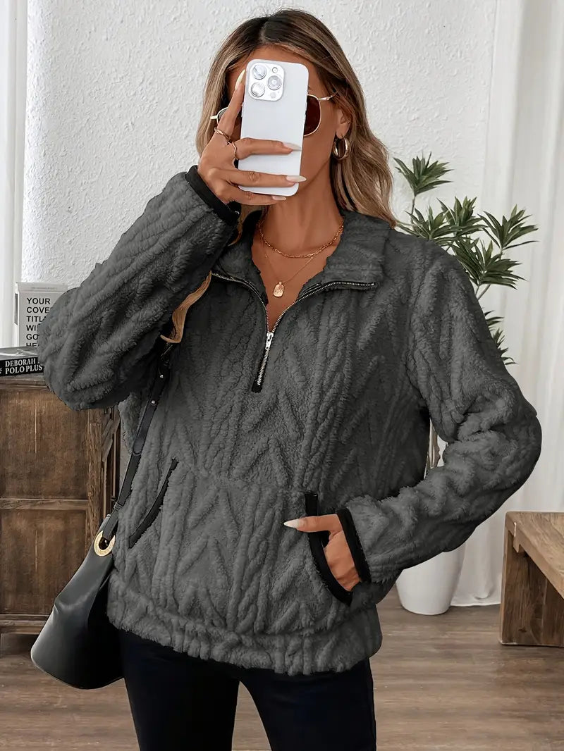 Sudadera con capucha para mujer con media cremallera y diseño moderno