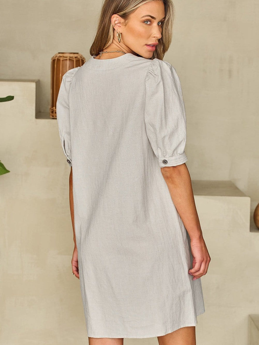Vestido mini de manga larga con cuello redondo y diseño elegante para un mira sofisticado