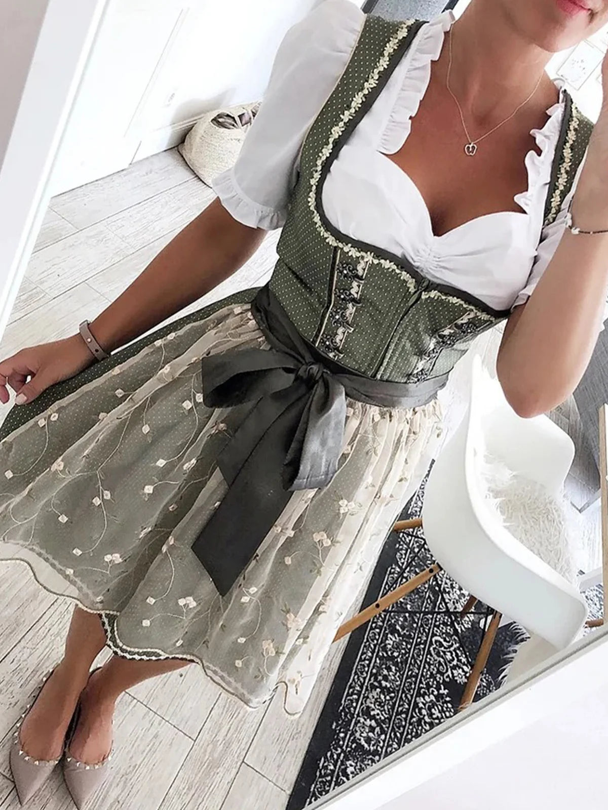 Elegante vestido tirolés con encaje, cuello en V y manga corta
