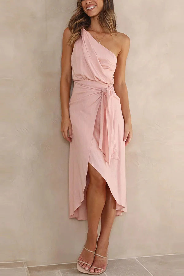 Vestido midi cruzado con bajo asimétrico y estilo moderno