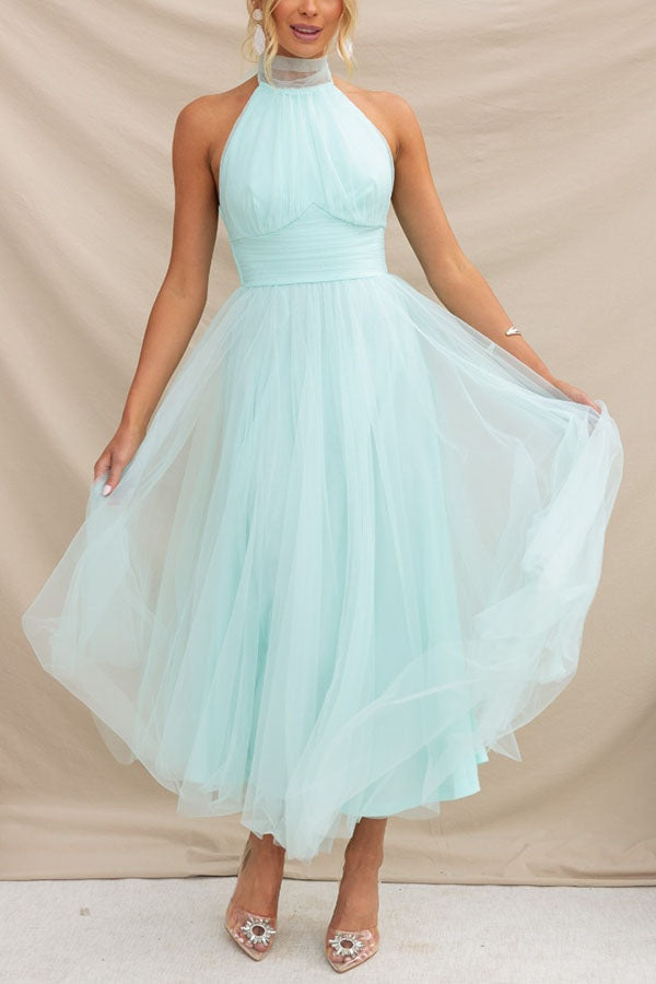 Vestido maxi con cuello halter y detalles fruncidos para un mira sofisticado