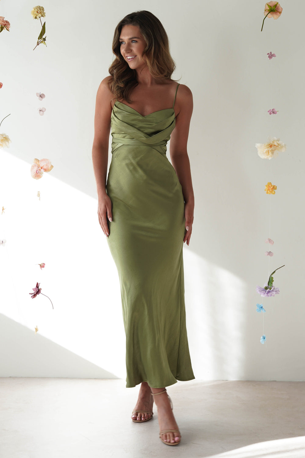 Vestido midi elegante de noche con tirantes finos y diseño de corsé moderno