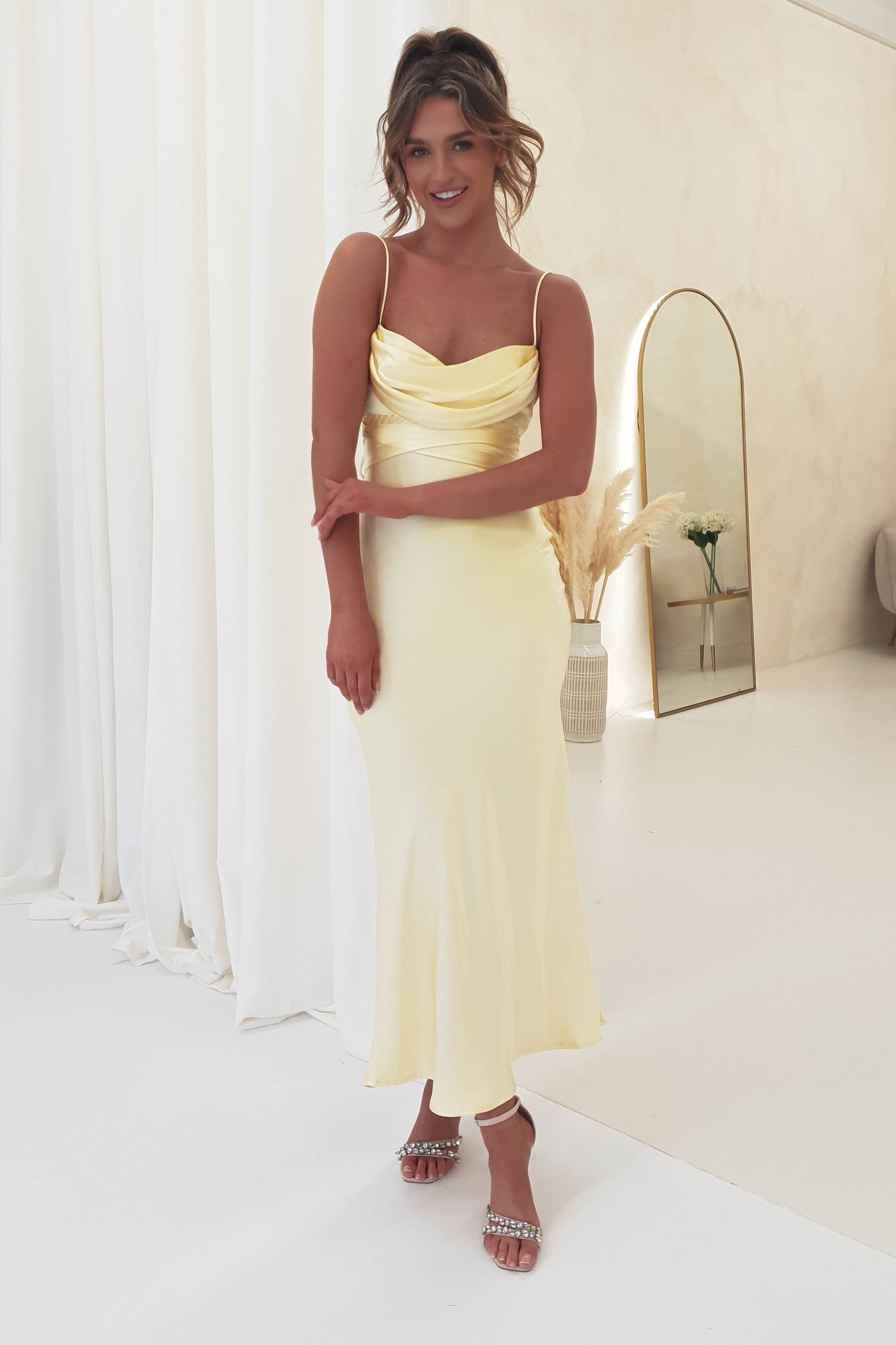 Vestido midi elegante de noche con tirantes finos y diseño de corsé moderno