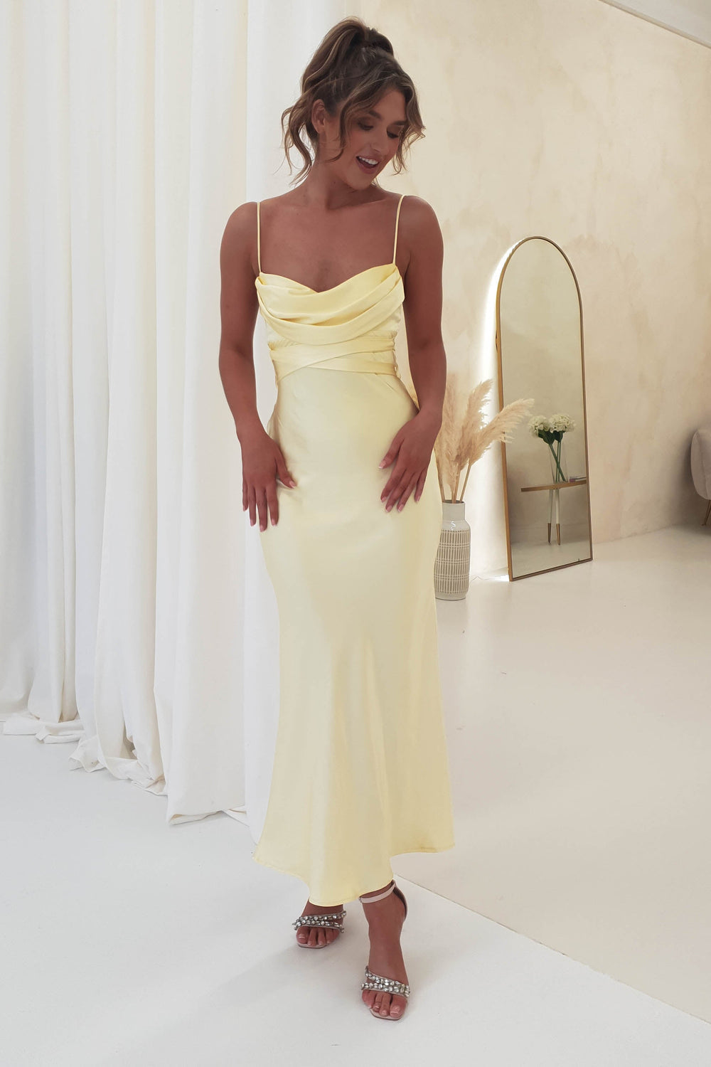 Vestido midi elegante de noche con tirantes finos y diseño de corsé moderno