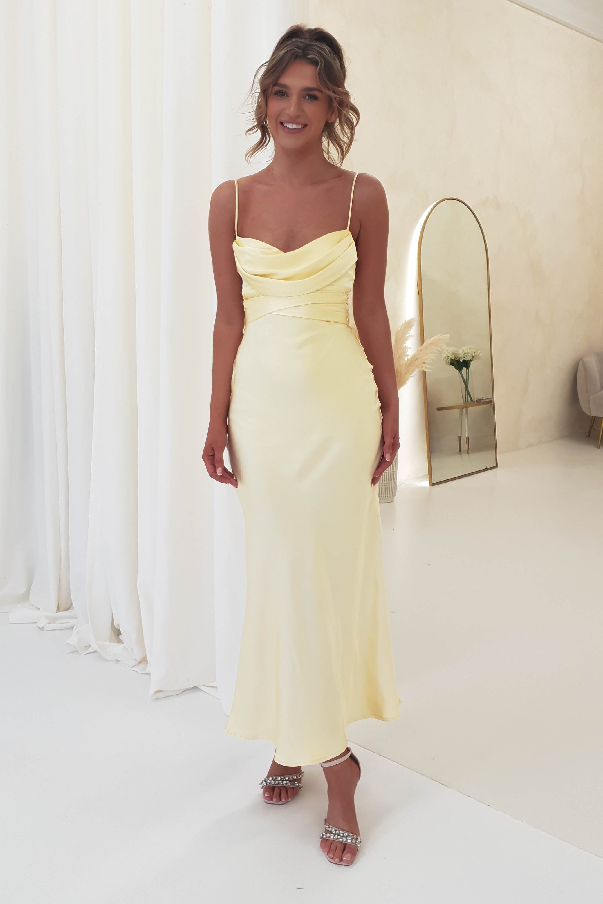 Vestido midi elegante de noche con tirantes finos y diseño de corsé moderno