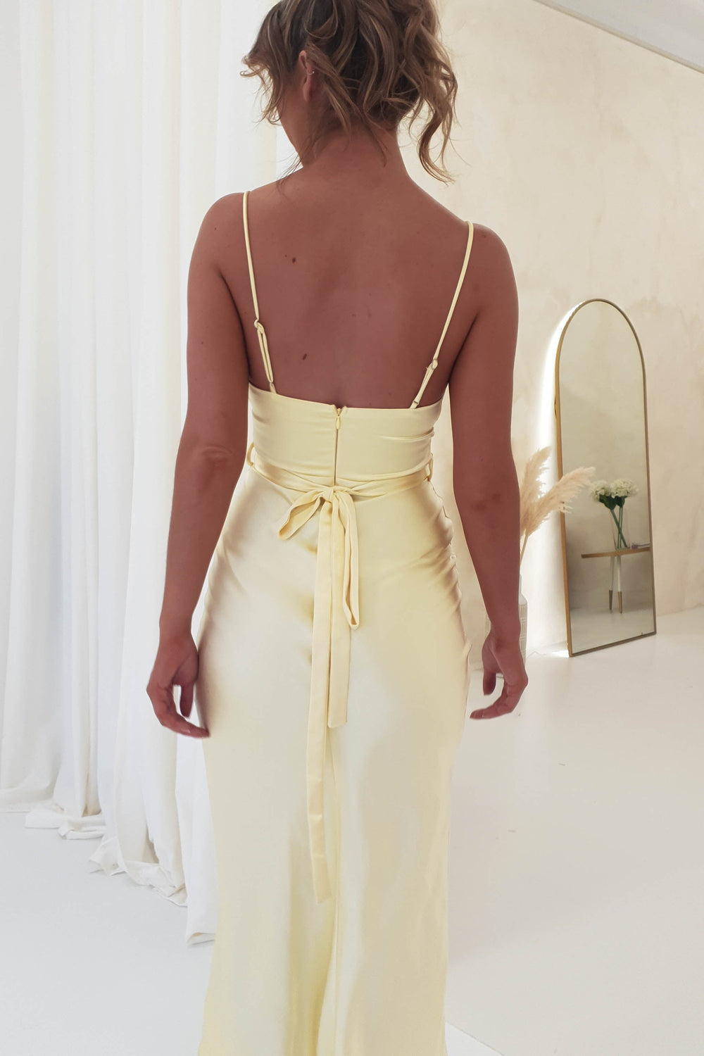 Vestido midi elegante de noche con tirantes finos y diseño de corsé moderno