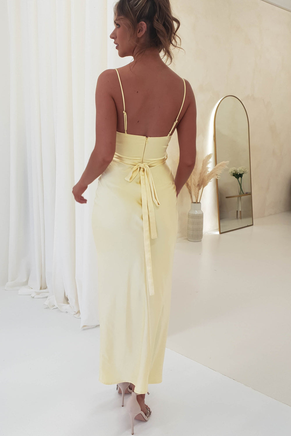 Vestido midi elegante de noche con tirantes finos y diseño de corsé moderno