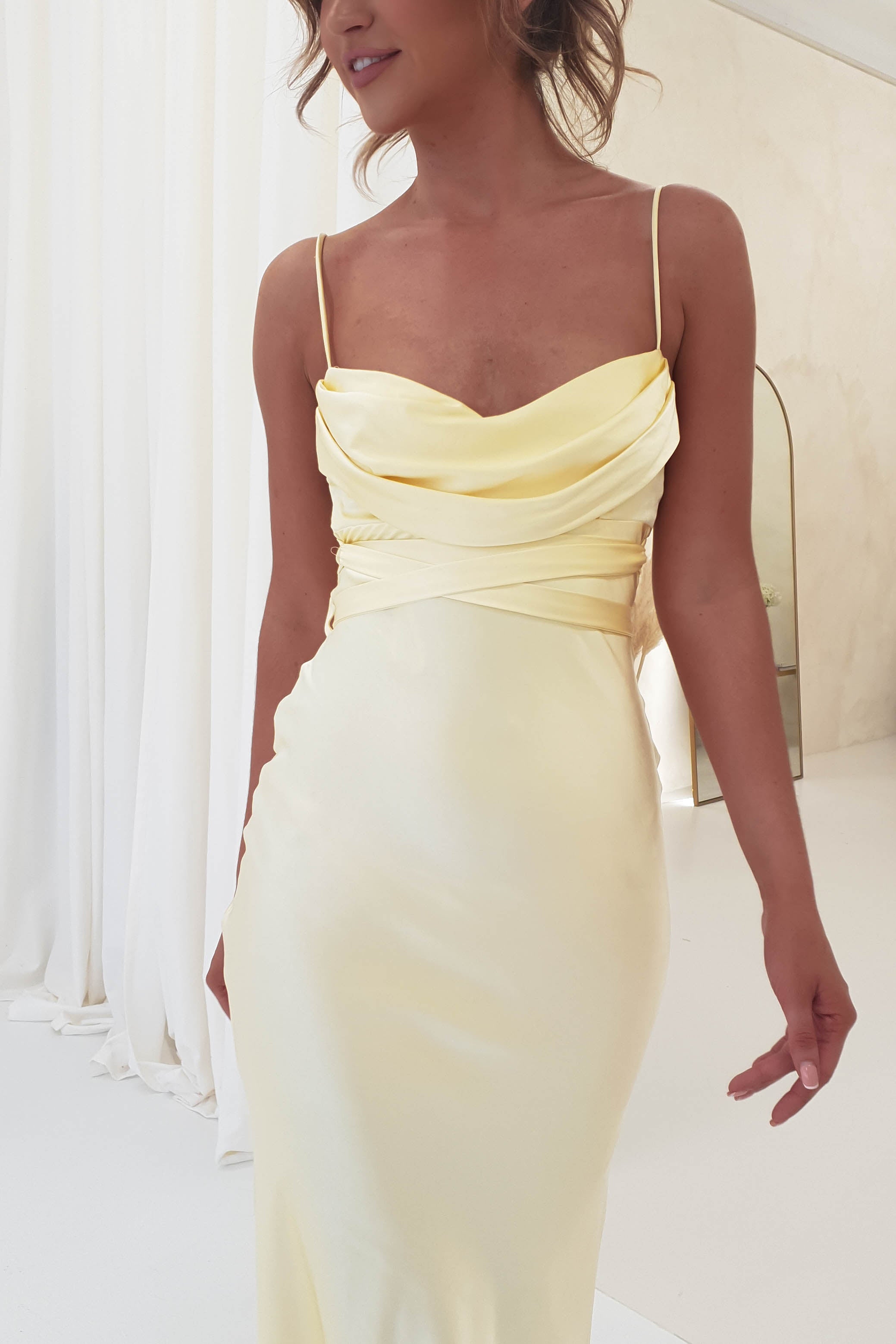 Vestido midi elegante de noche con tirantes finos y diseño de corsé moderno