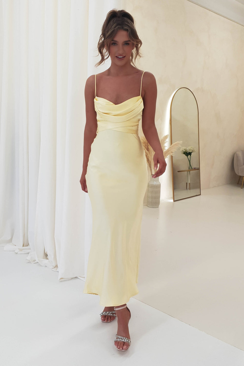 Vestido midi elegante de noche con tirantes finos y diseño de corsé moderno
