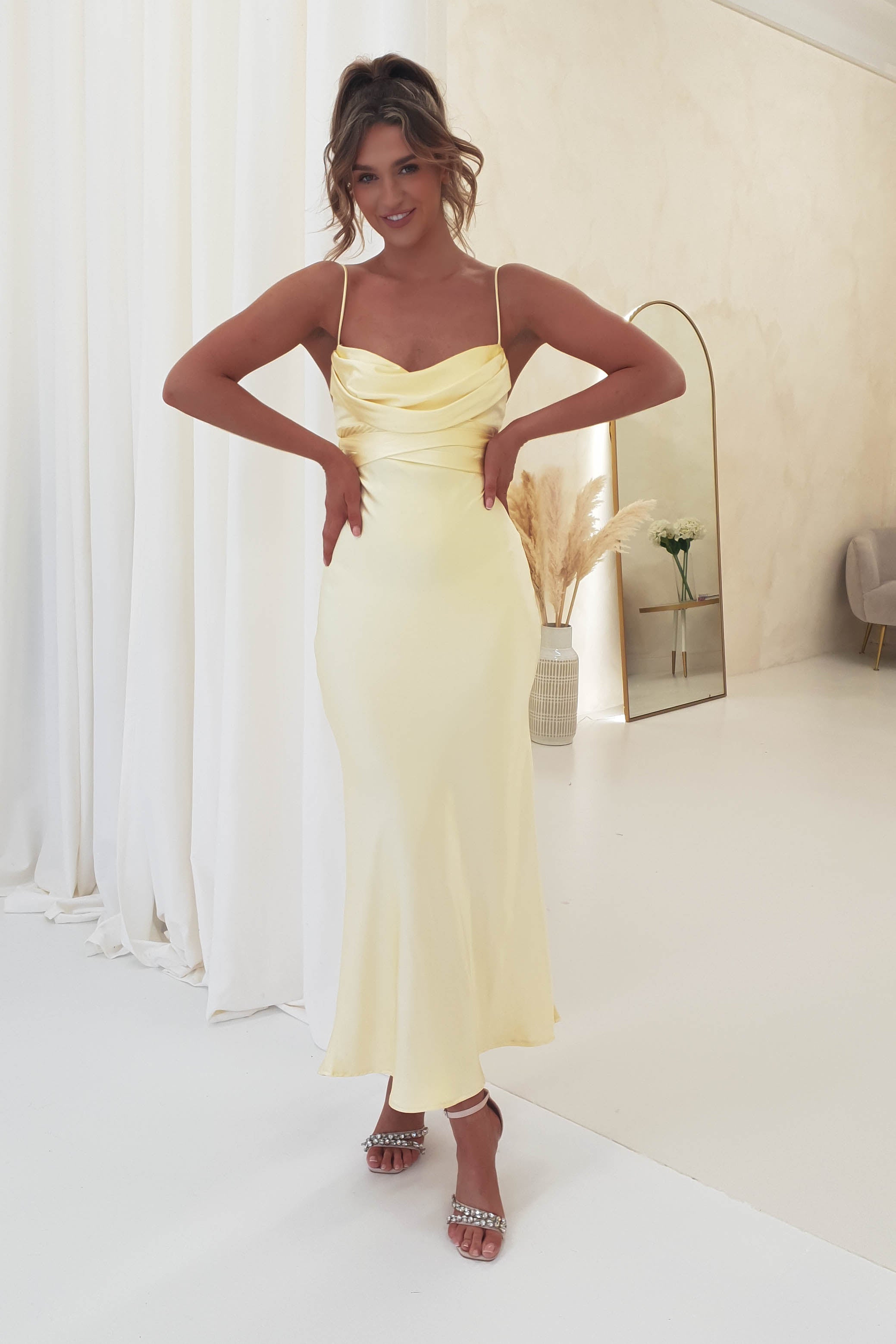 Vestido midi elegante de noche con tirantes finos y diseño de corsé moderno