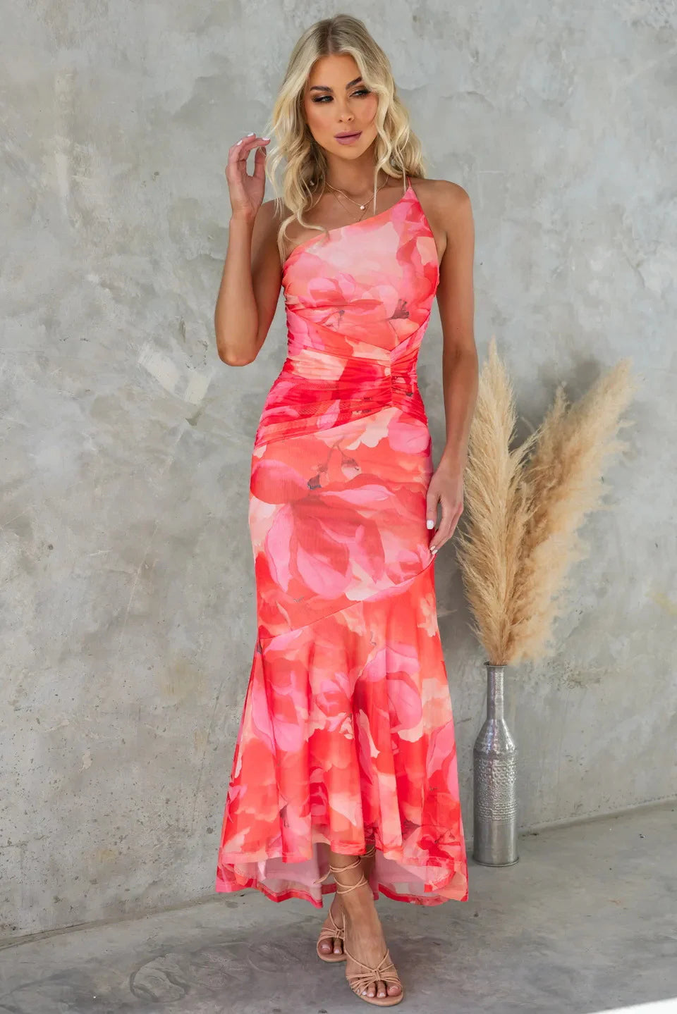Vestido midi ligero y elegante con estampado floral y diseño asimétrico