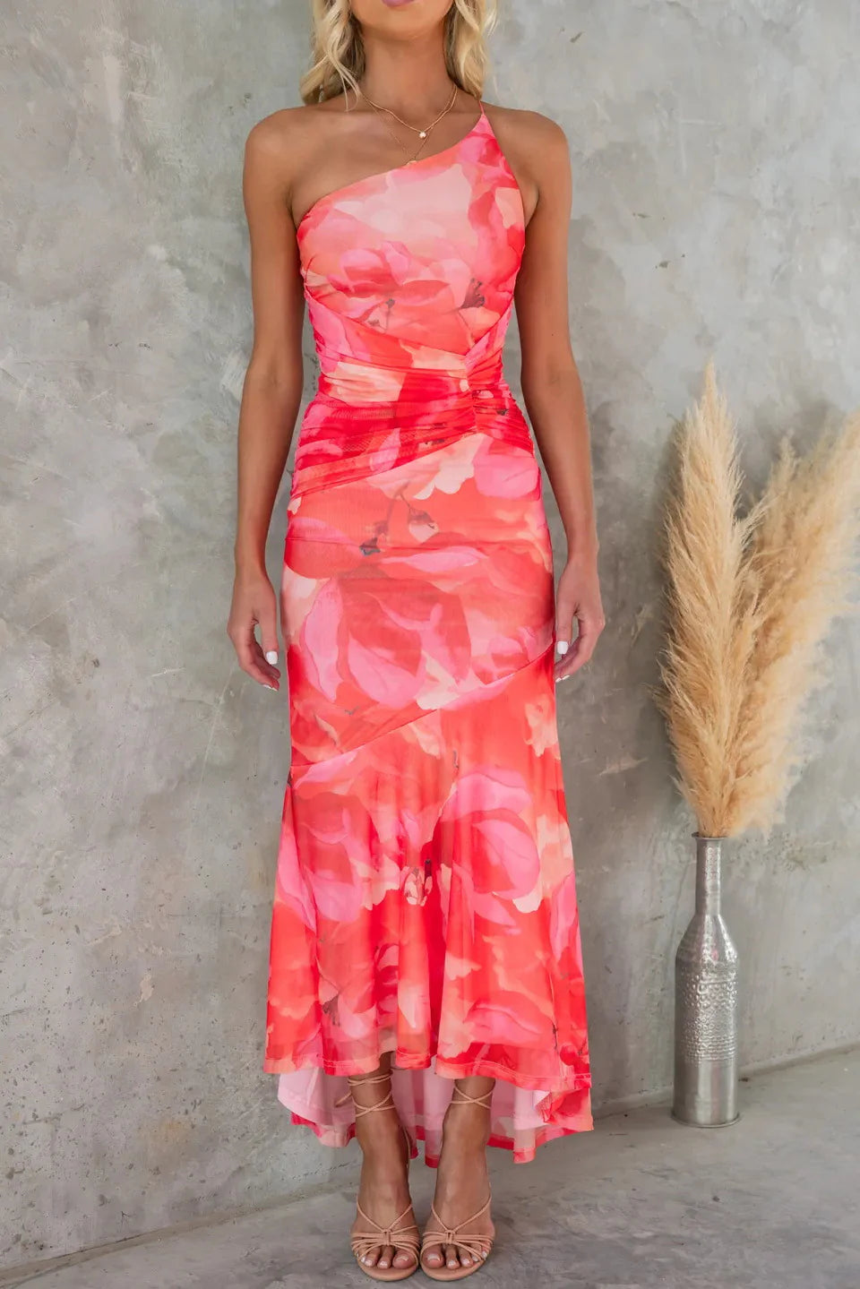 Vestido midi ligero y elegante con estampado floral y diseño asimétrico