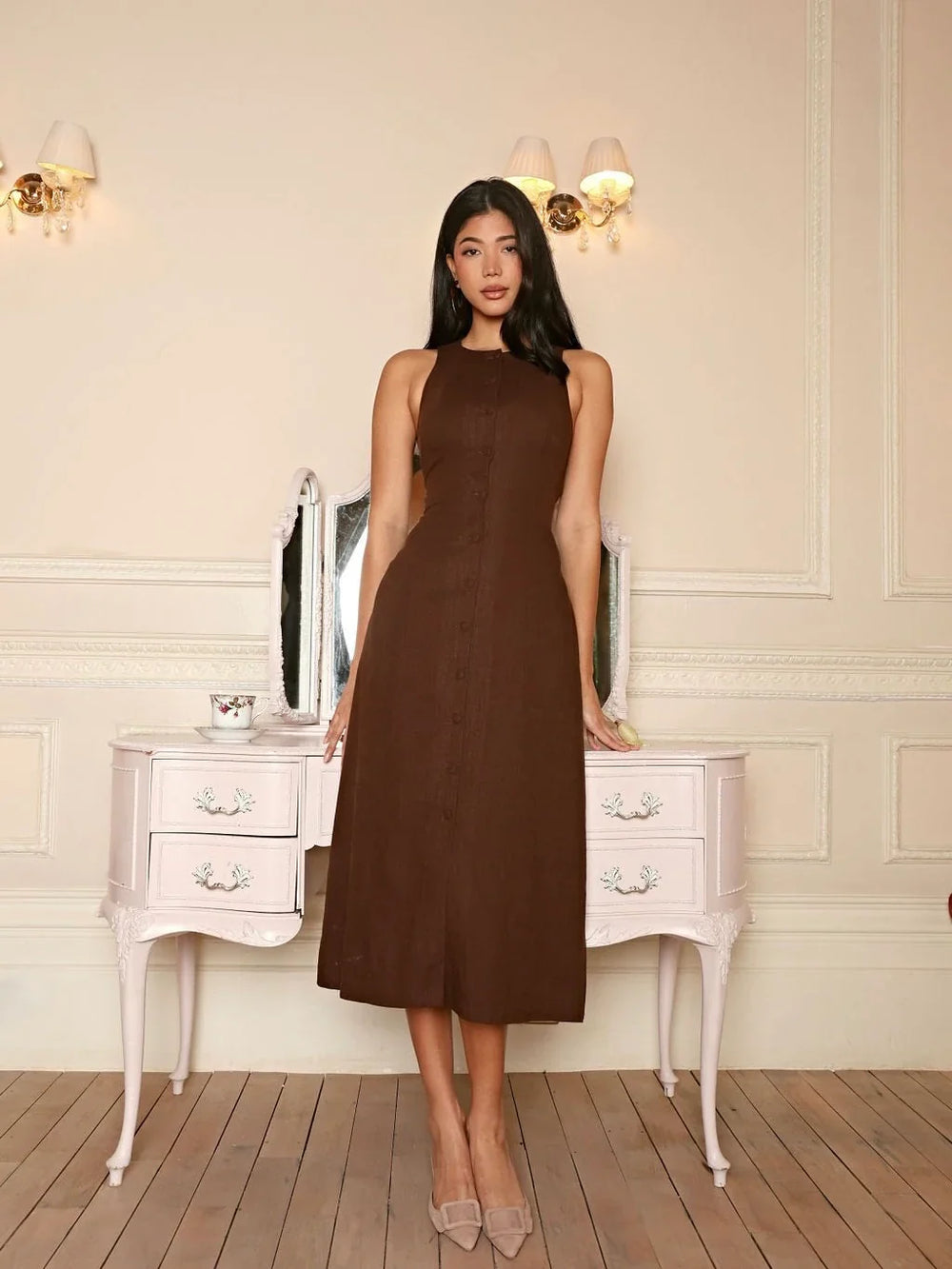 Vestido midi sin mangas con botones y diseño sofisticado