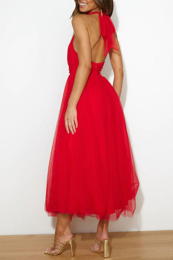 Vestido maxi con cuello halter y detalles fruncidos para un mira sofisticado