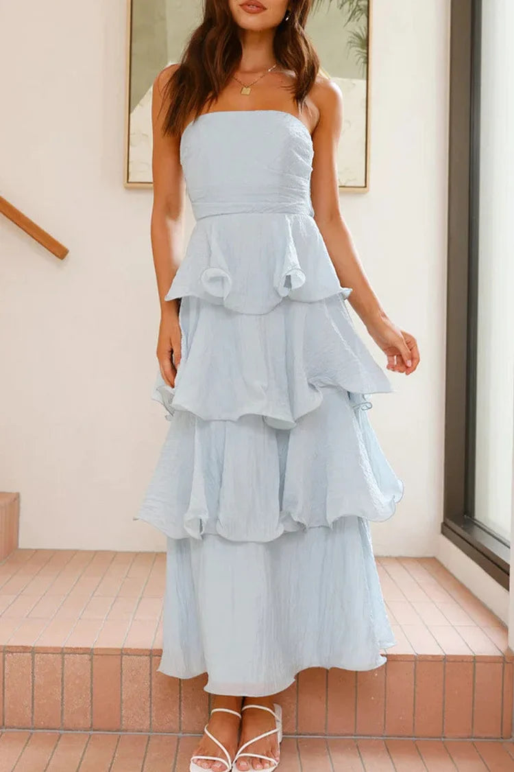 Vestido sin espalda con volantes y falda tipo pastel ideal para ocasiones especiales