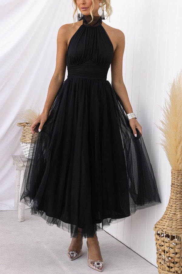Vestido maxi con cuello halter y detalles fruncidos para un mira sofisticado