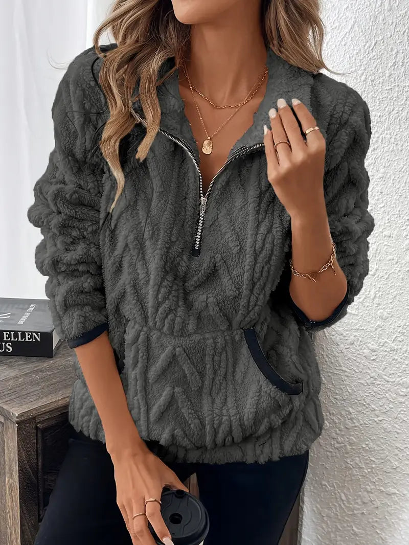 Sudadera con capucha para mujer con media cremallera y diseño moderno