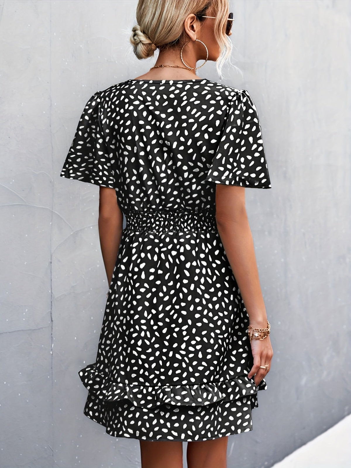 Vestido corto con volantes y estampado de lunares elegantes