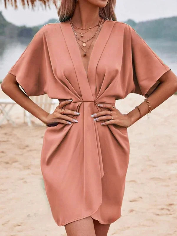 Minivestido holgado con escote en V profundo, pliegues y abertura lateral elegante