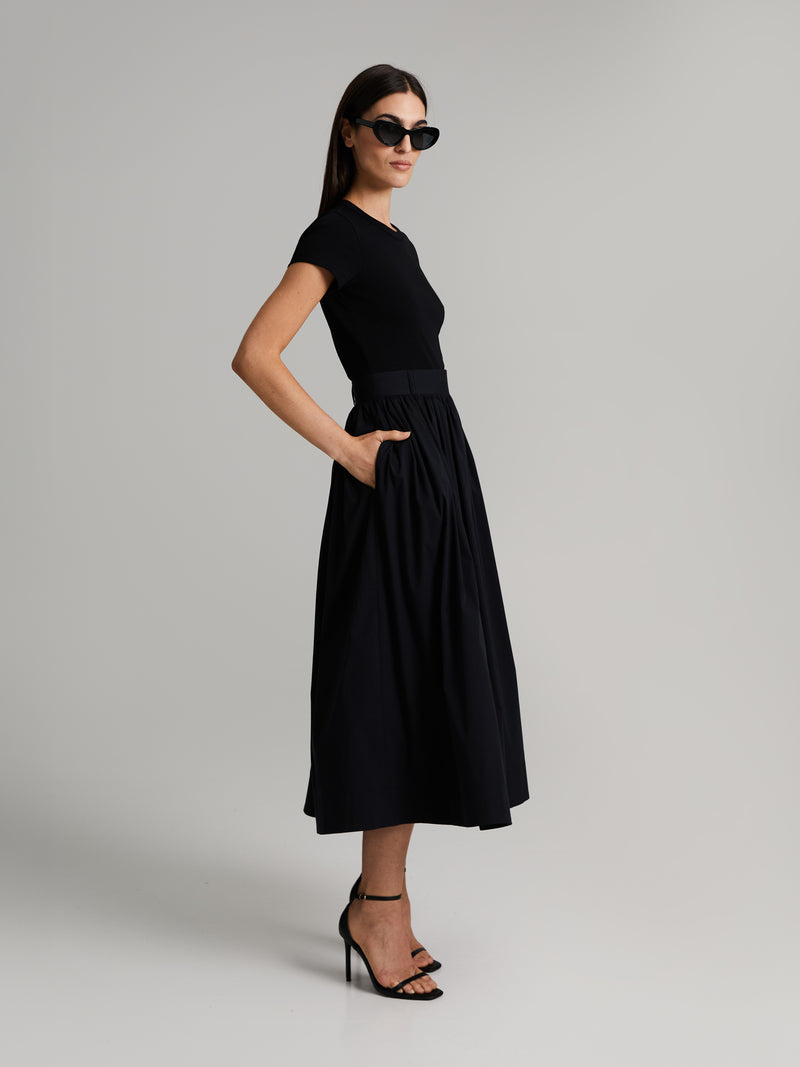 Falda midi amplia con estilo actual para un mira versátil
