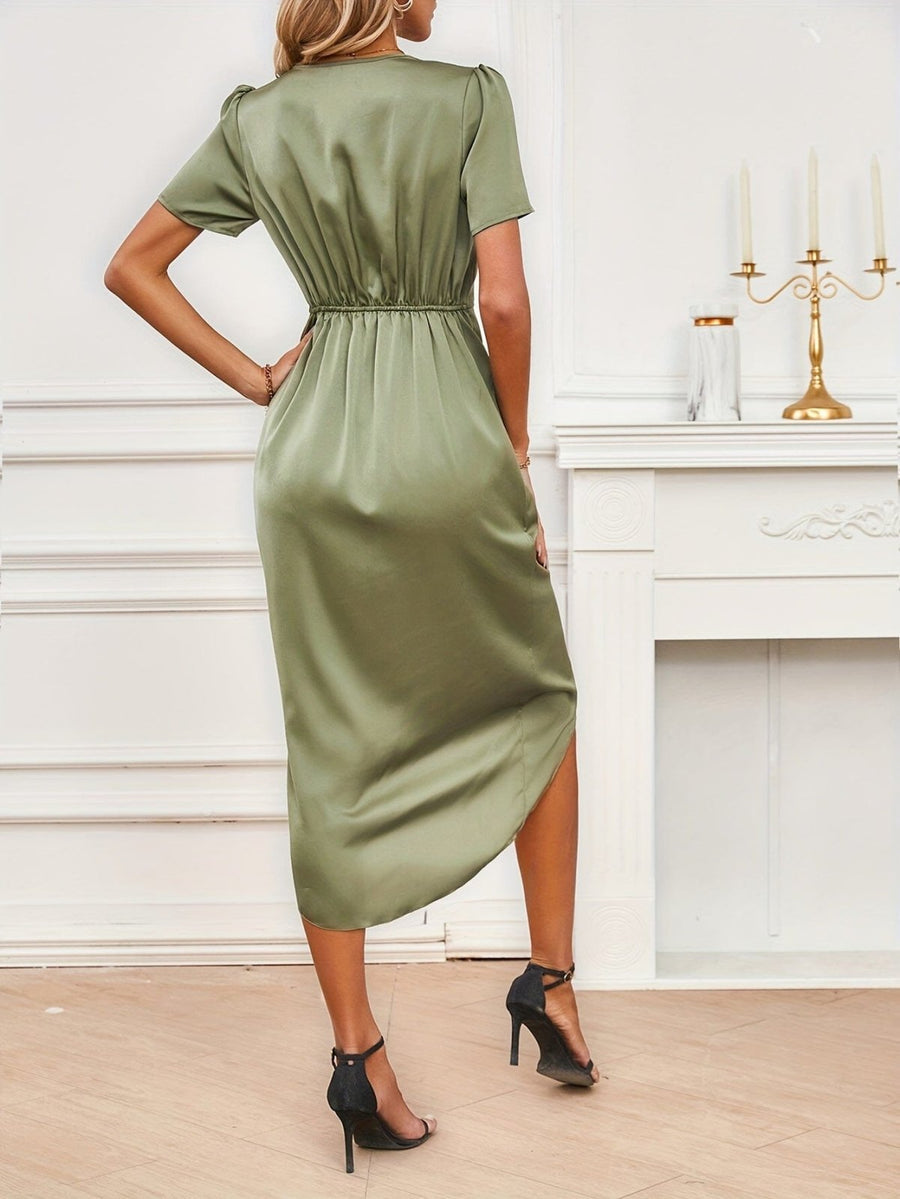 Vestido cruzado elegante con mangas cortas y bajo asimétrico