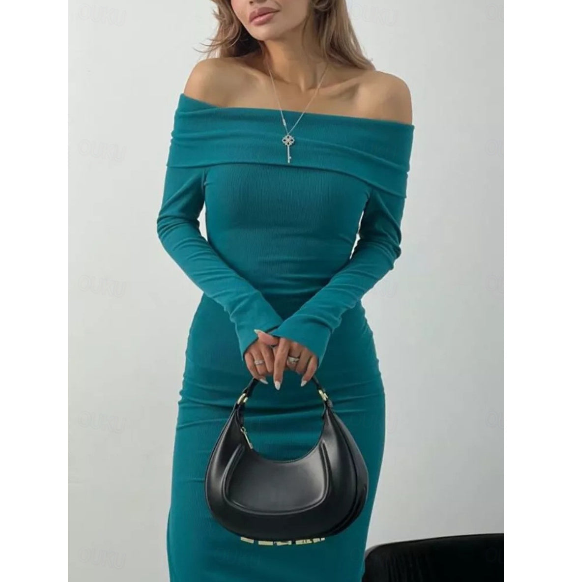 Vestido elegante de noche con hombros caídos, cortes laterales y mangas largas