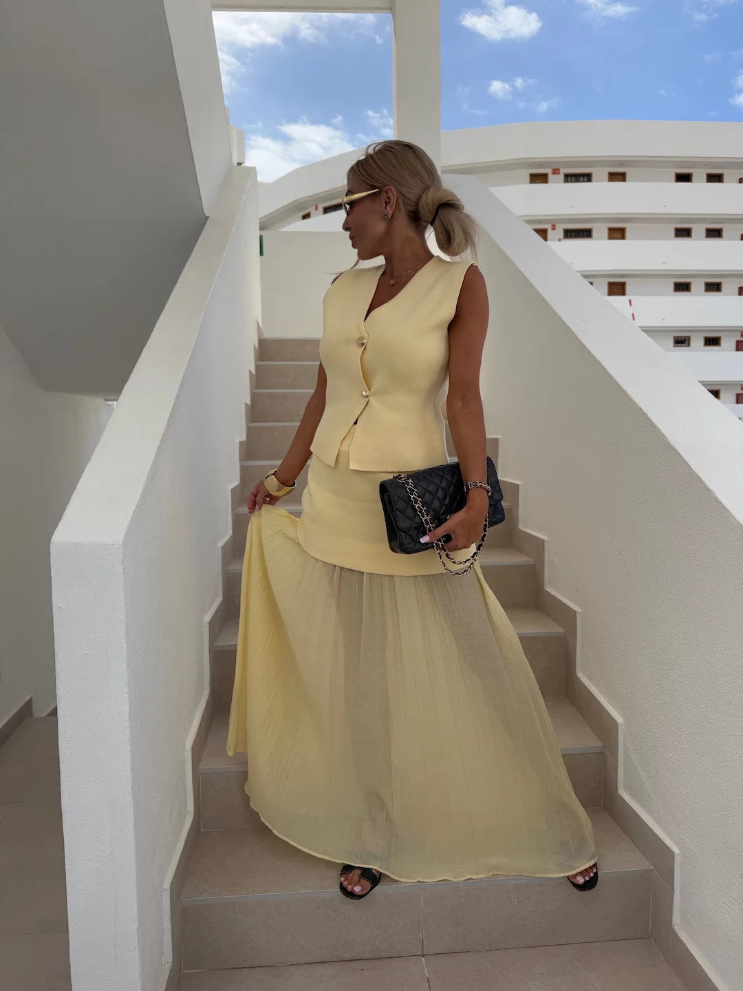 Conjunto elegante para mujer con falda larga plisada y chaleco abotonado