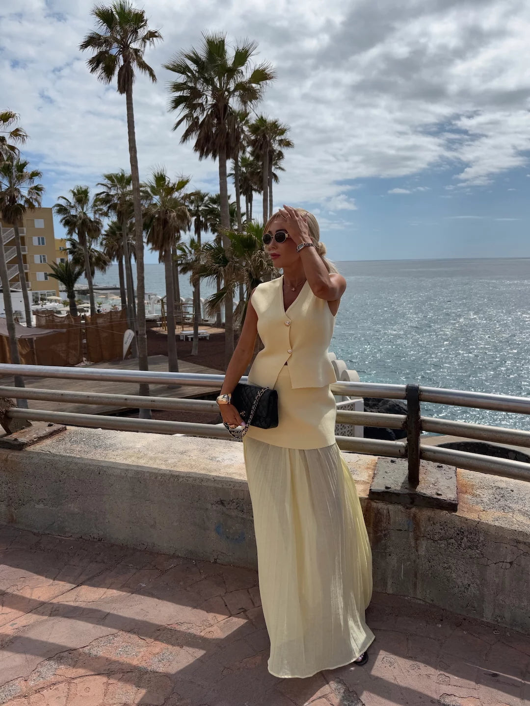 Conjunto elegante para mujer con falda larga plisada y chaleco abotonado