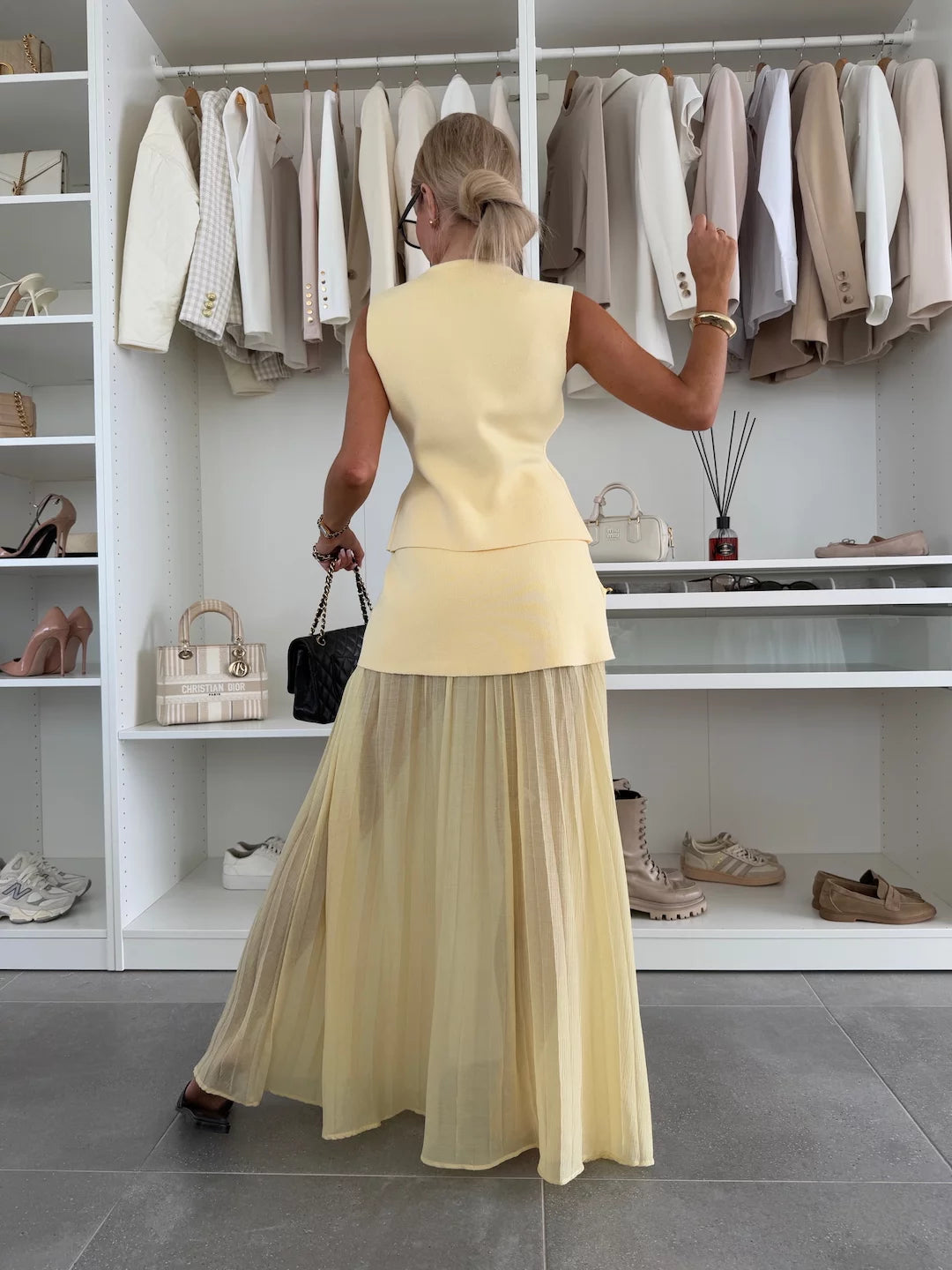 Conjunto elegante para mujer con falda larga plisada y chaleco abotonado