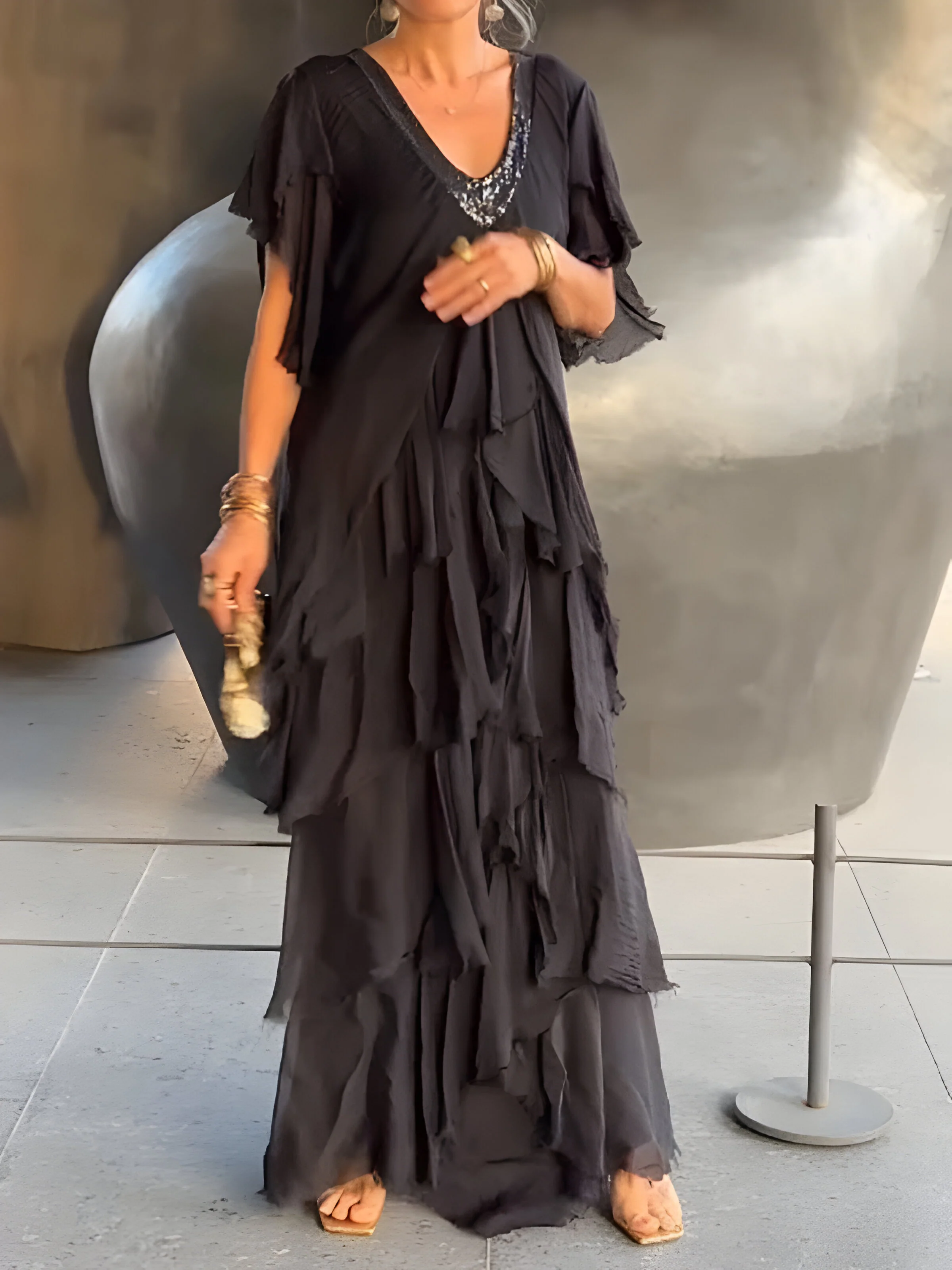 Elegante vestido plisado con escote en V, para cualquier ocasión.
