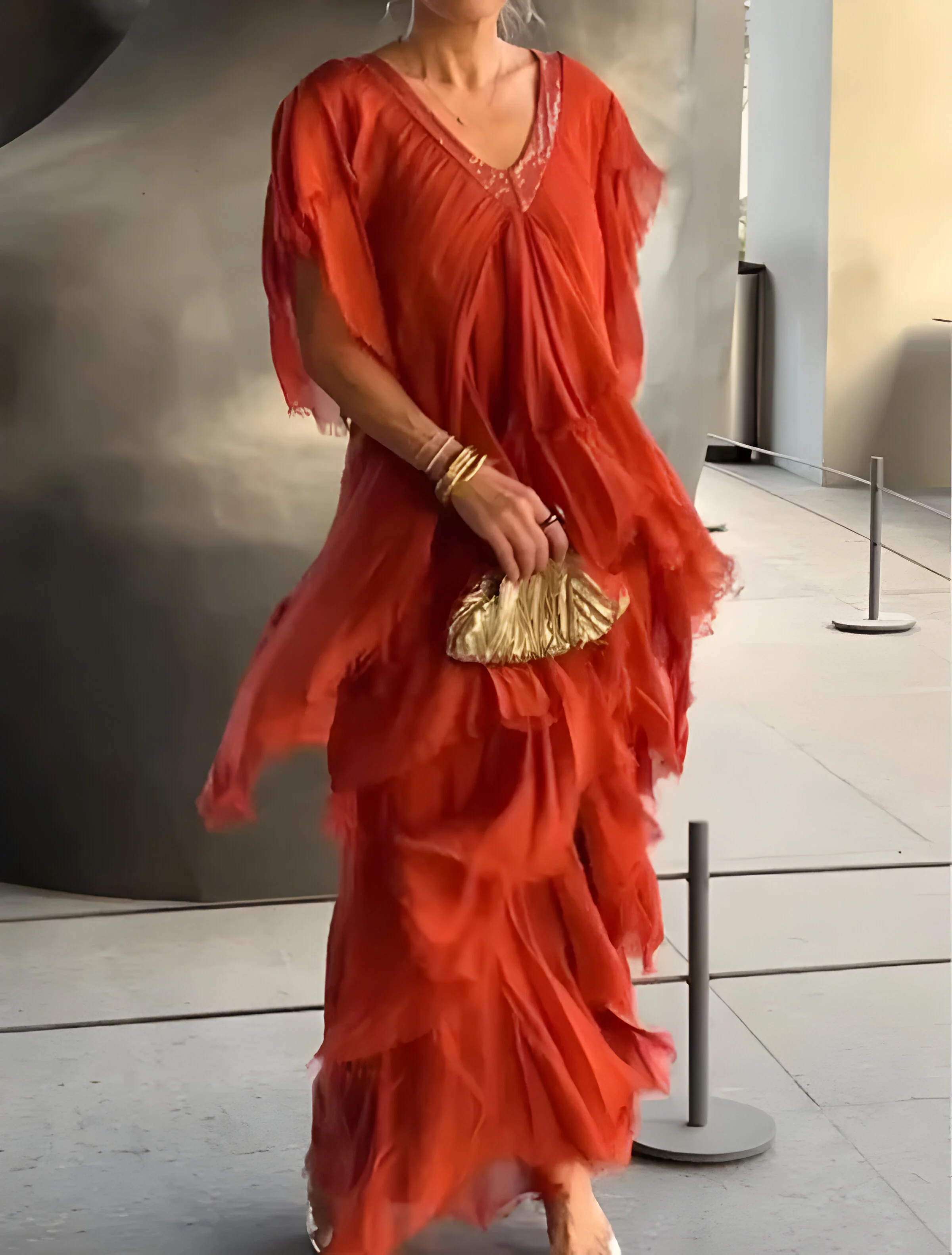 Elegante vestido plisado con escote en V, para cualquier ocasión.
