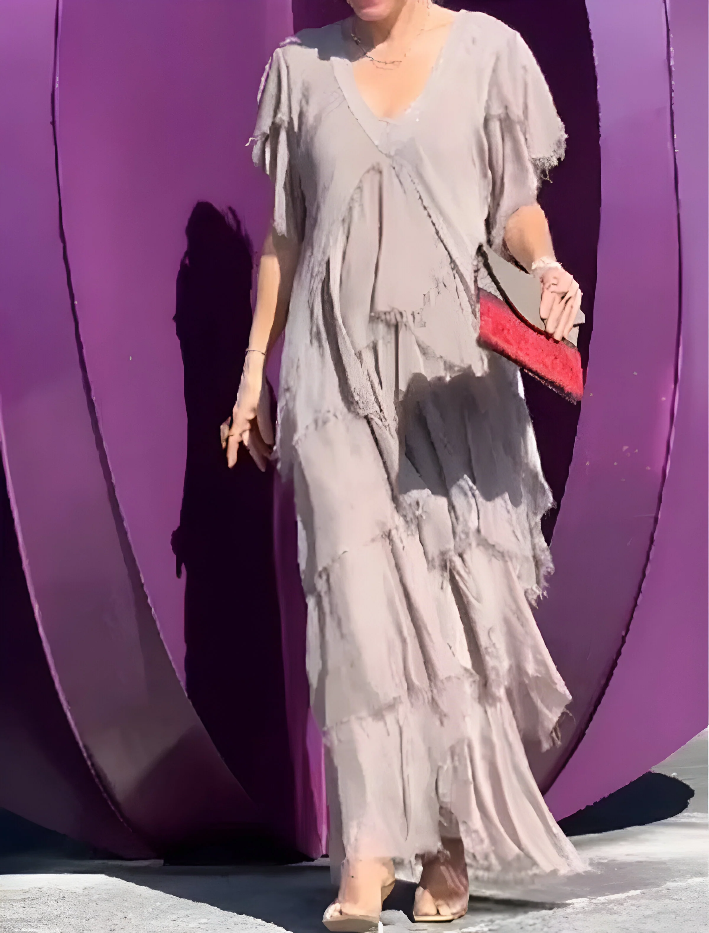 Elegante vestido plisado con escote en V, para cualquier ocasión.