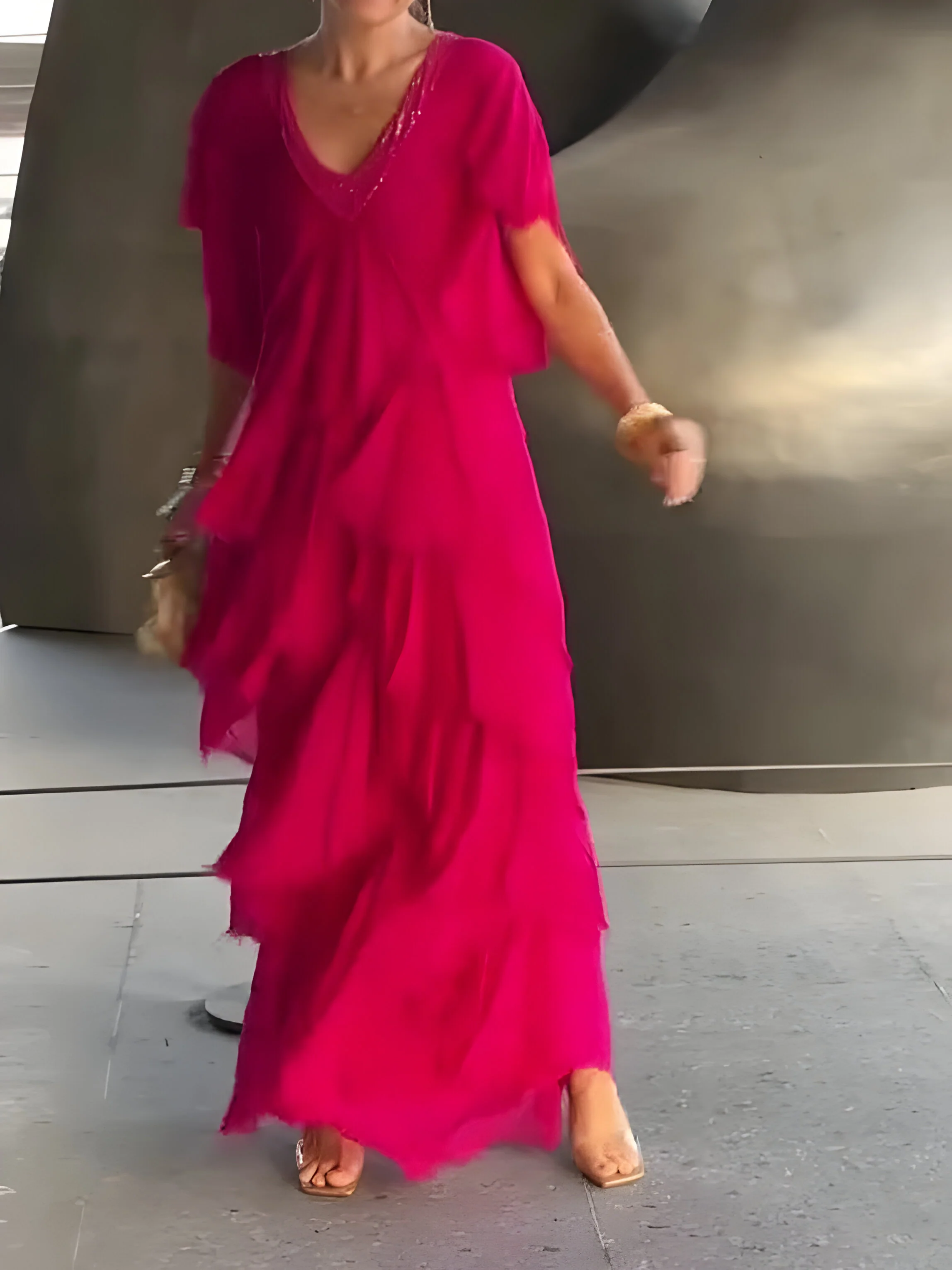 Elegante vestido plisado con escote en V, para cualquier ocasión.