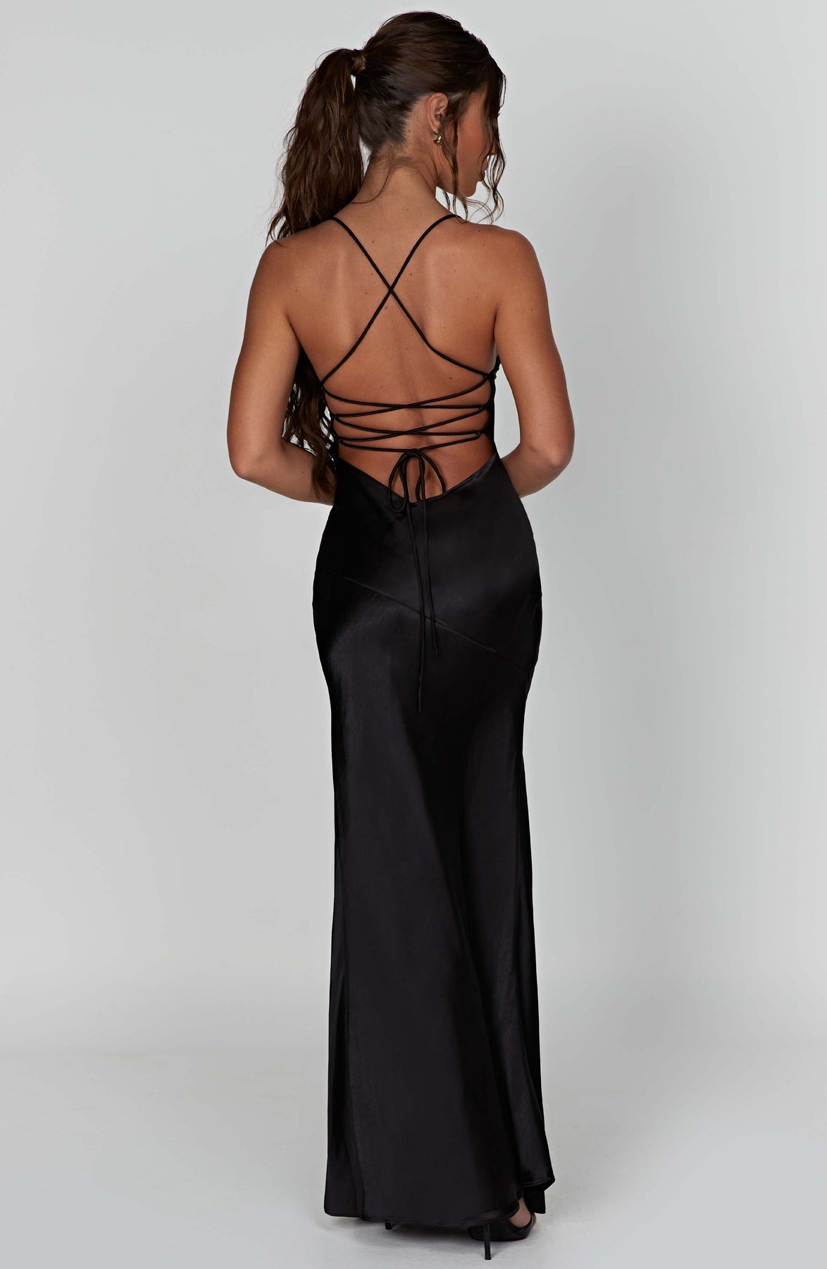 Vestido largo de noche con escote pronunciado abertura alta y espalda descubierta