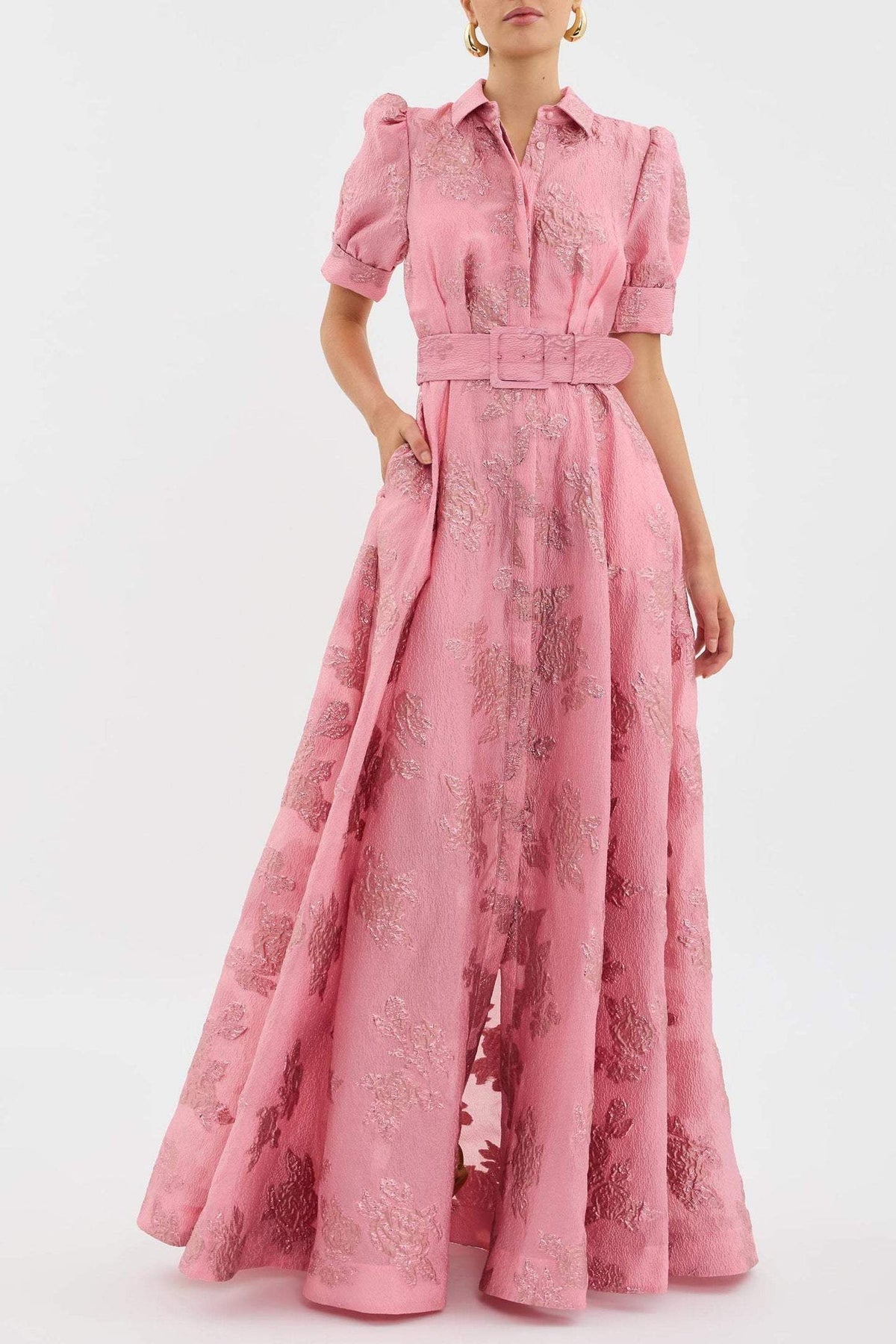 Vestido largo con mangas abullonadas y cinturón ajustable elegante