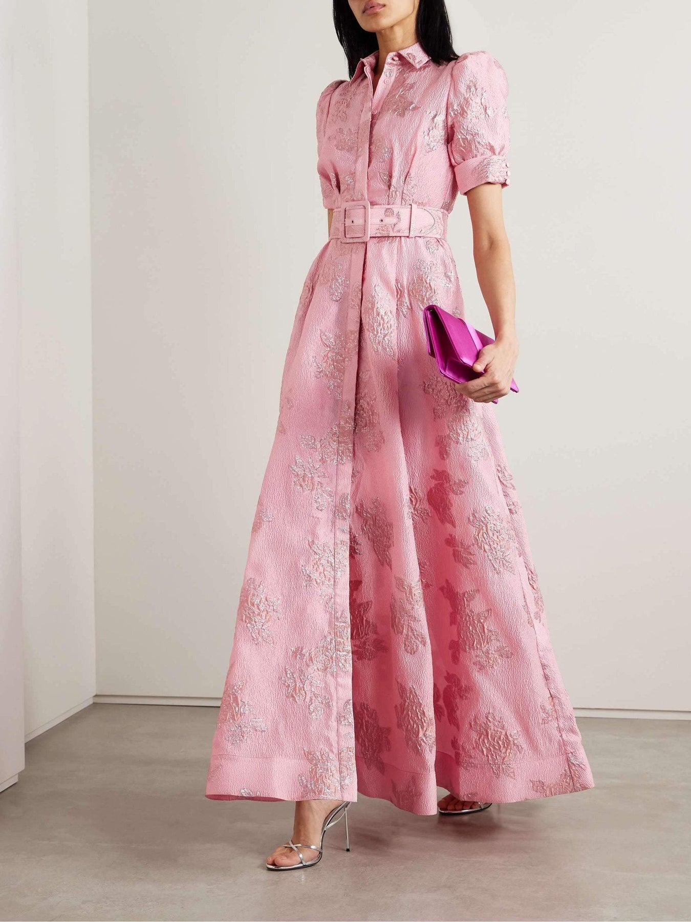 Vestido largo con mangas abullonadas y cinturón ajustable elegante