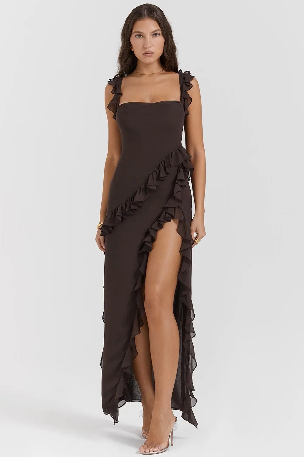 Vestido largo de verano con cuello alto y detalles elegantes ideal para ocasiones especiales