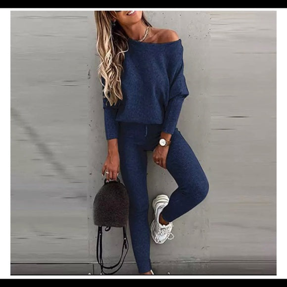 Conjunto casual para mujer con suéter de cuello barco y pantalón ajustado