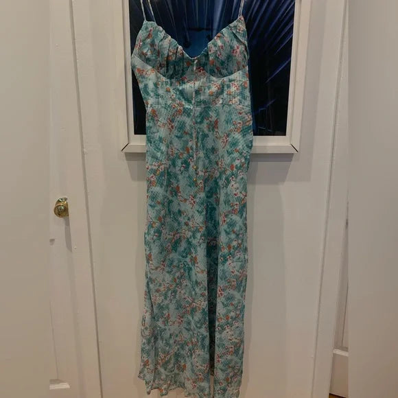 Vestido midi veraniego casual con tirantes finos y estilo relajado