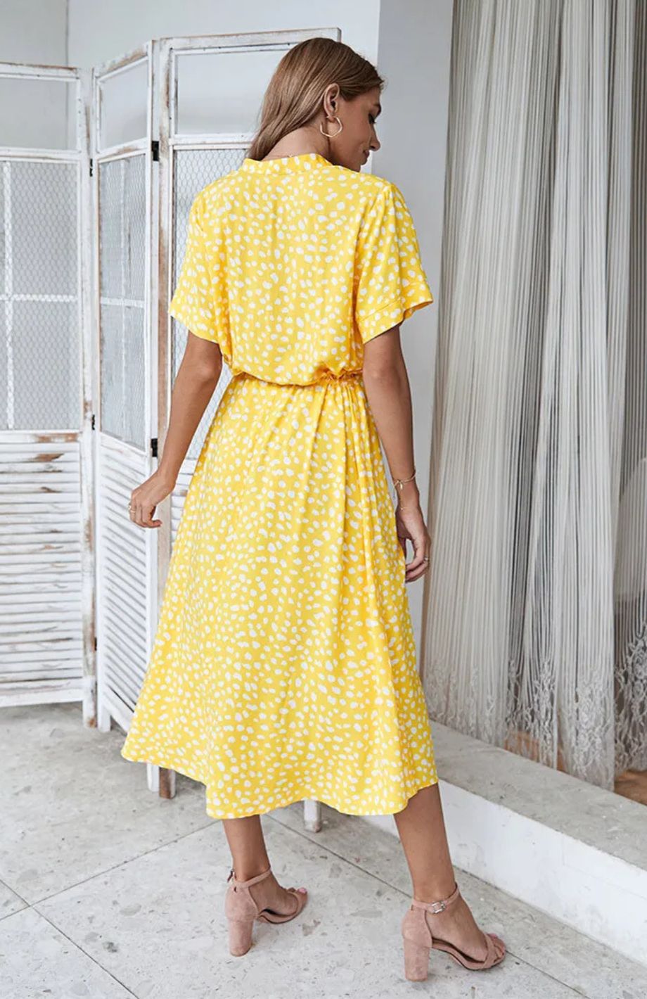 Vestido midi elegante ideal para primavera y entretiempo