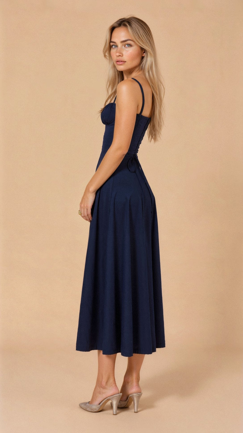 Vestido midi de verano con tirantes y abertura para un mira sofisticado