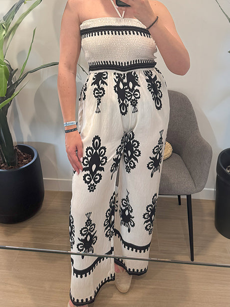 Mono femenino de corte ancho con una tira al cuello y pantalón estampado