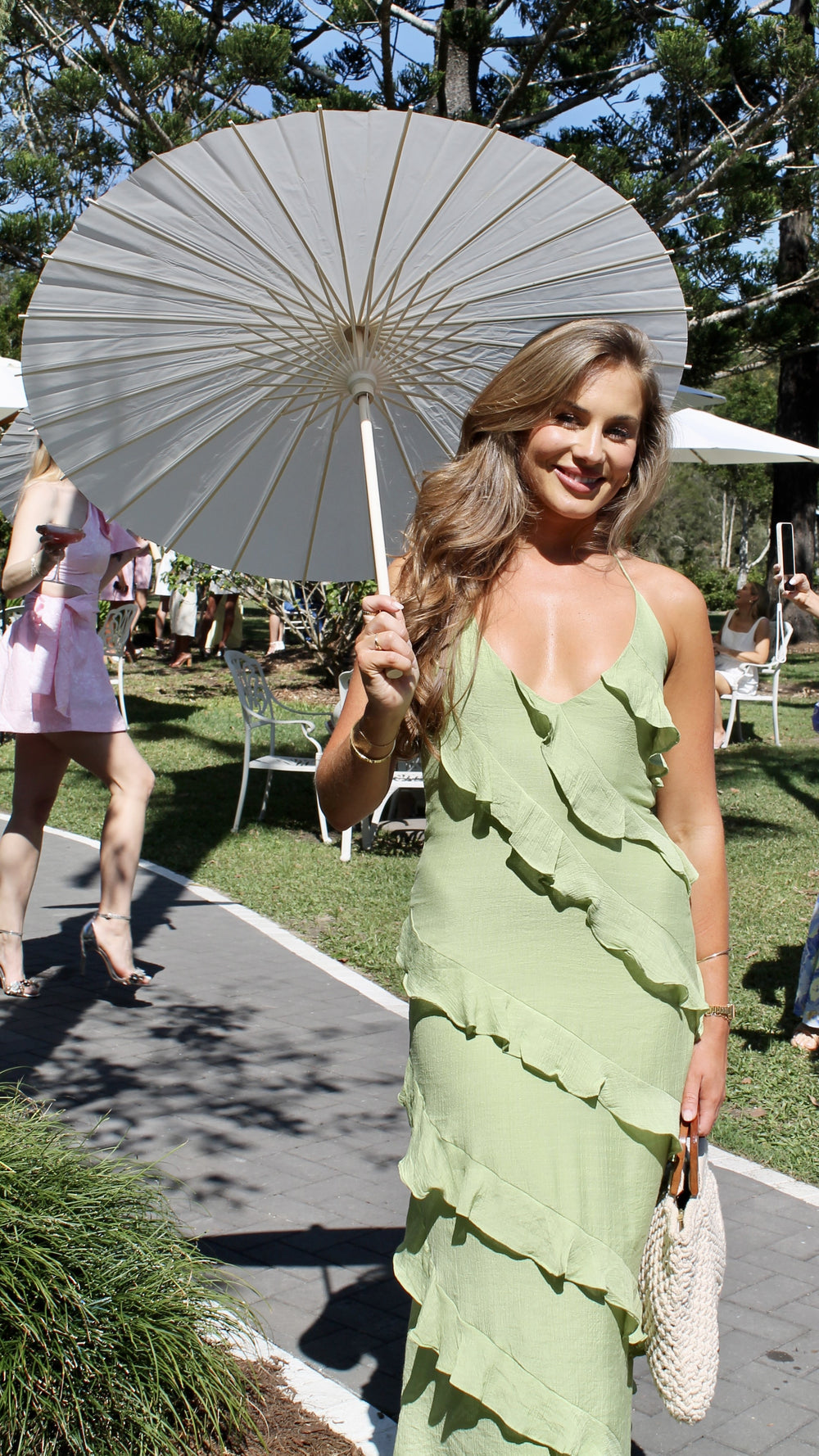 Vestido largo moderno y ligero con cordón fino en el cuello y volantes diagonales