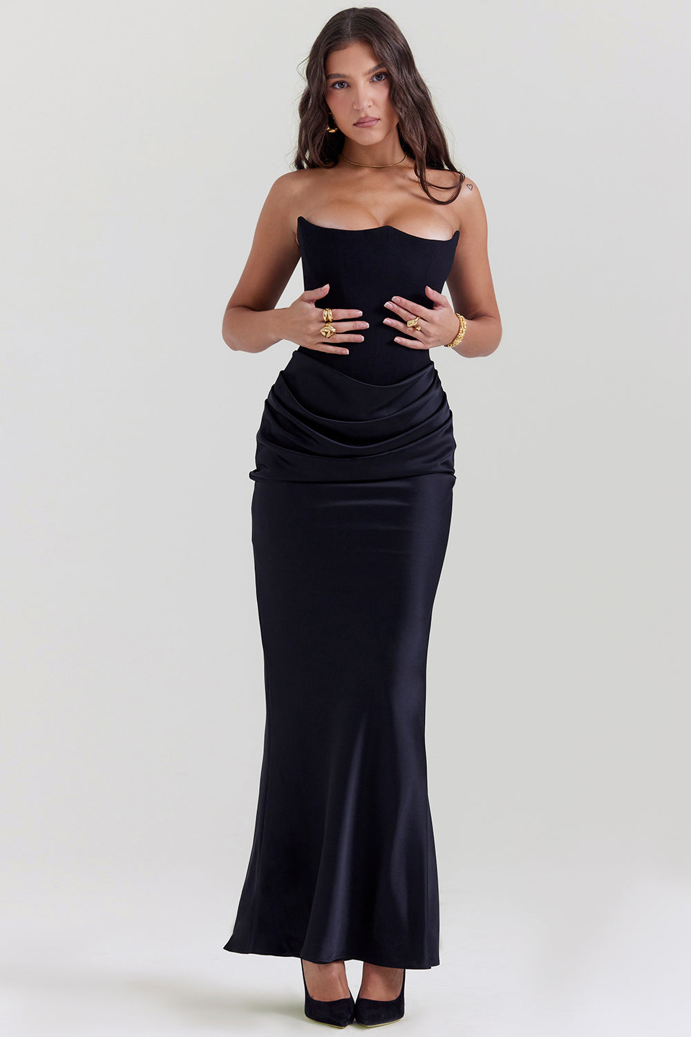 Vestido largo de noche sin tirantes con diseño de corsé y pliegues delicados
